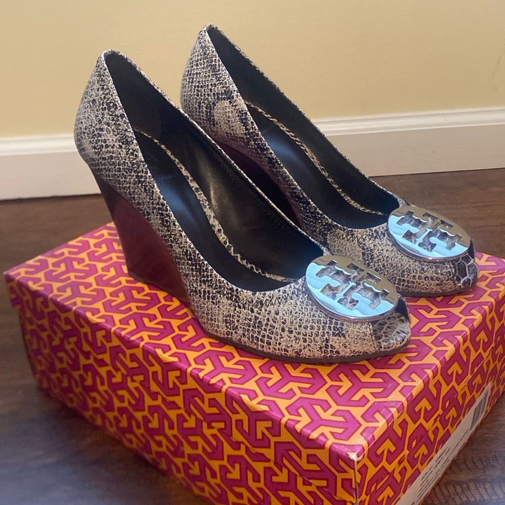 Like New - Authentic Tory Burch Julianna Pitone Rocha Wedge in Grey - size 9.